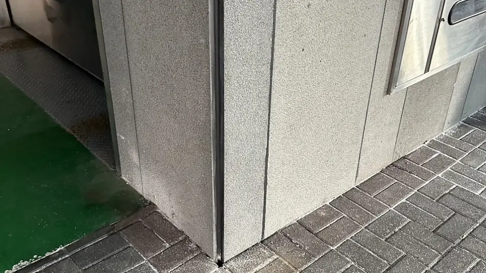 건물 외벽 대리석 모서리 마감 시공 현장